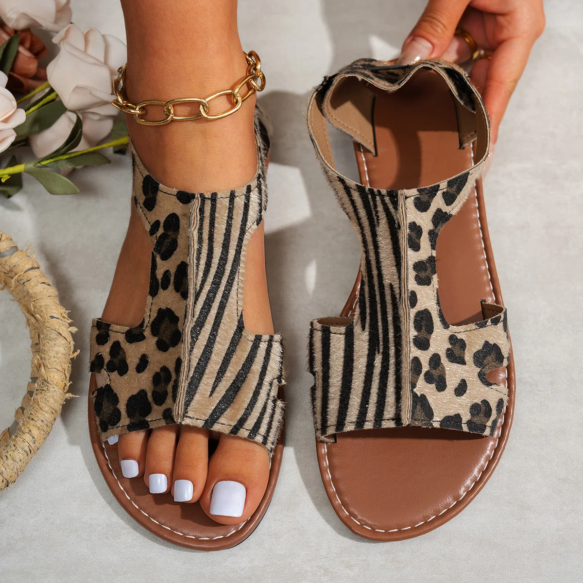 Large-sized leopard print flat beach sandals for women, summer flip-toe hollowed-out European and American Roman sandals
Large-sized leopard print flat beach sandals for women, summer flip-toe hollowed-out European and American Roman sandals