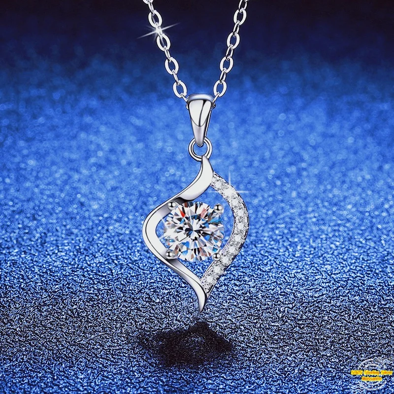 1.0ct Moissanite S925 Silver Necklet Pendant for Women Men Plated Platinum Love at First Sight Charm Necklace Jewelry Wholesale
1.0ct Moissanite S925 Silver Necklet Pendant for Women Men Plated Platinum Love at First Sight Charm Necklace Jewelry Wholesale