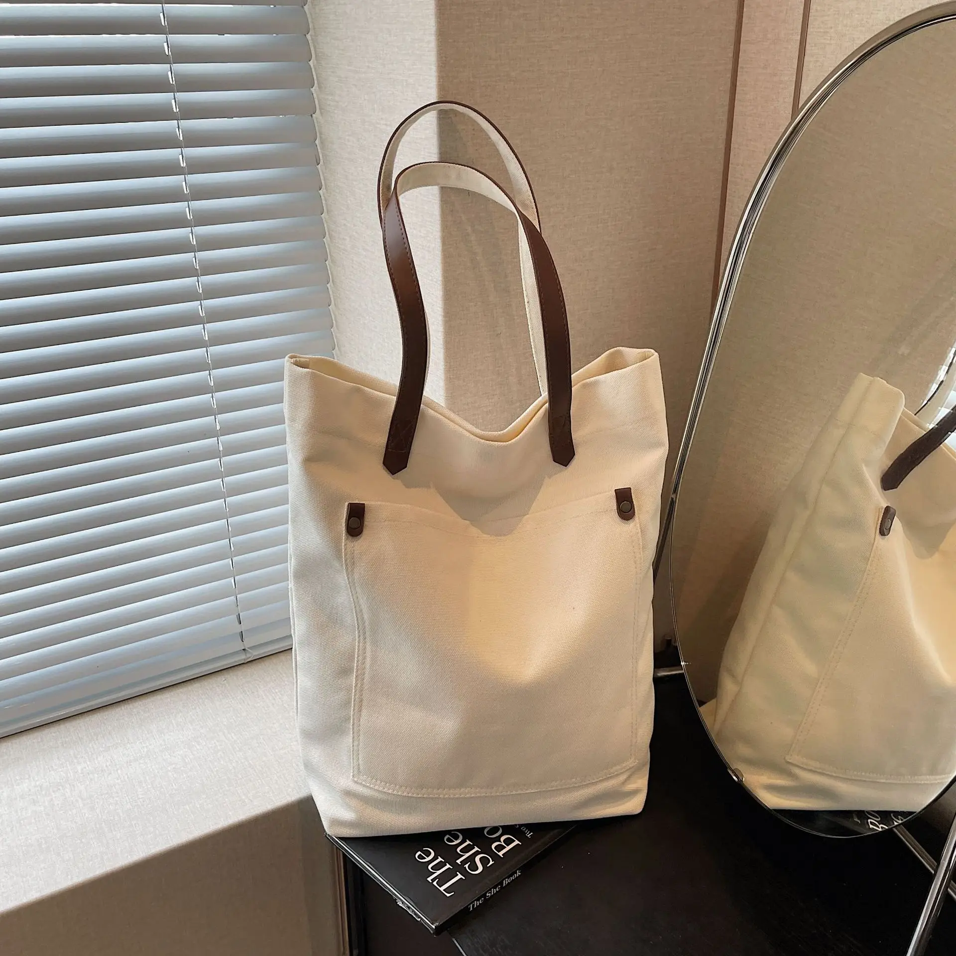 Женская новая холщовая сумка-тоут 2025 года — стираная, вместительная, повседневная для студенческого использования в стиле ретро
Женская новая холщовая сумка-тоут 2025 года — стираная, вместительная, повседневная для студенческого использования в стиле ретро