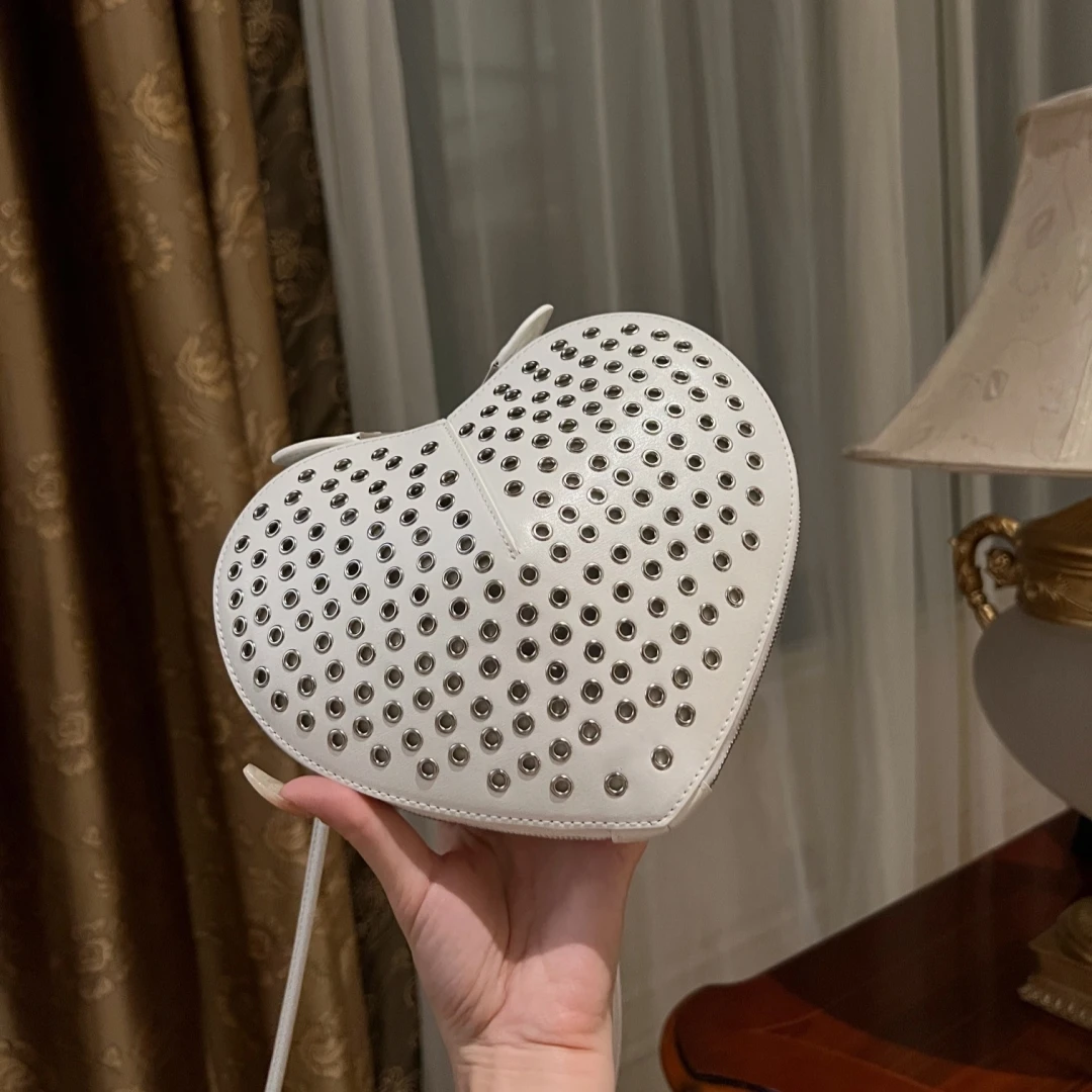 2024 ALAI New Luxury Heart Bag For sac de luxe femme bags for women bolsos de mujer Mini cross bag Calfskin Love Bags A07
2024 ALAI New Luxury Heart Bag For sac de luxe femme bags for women bolsos de mujer Mini cross bag Calfskin Love Bags A07