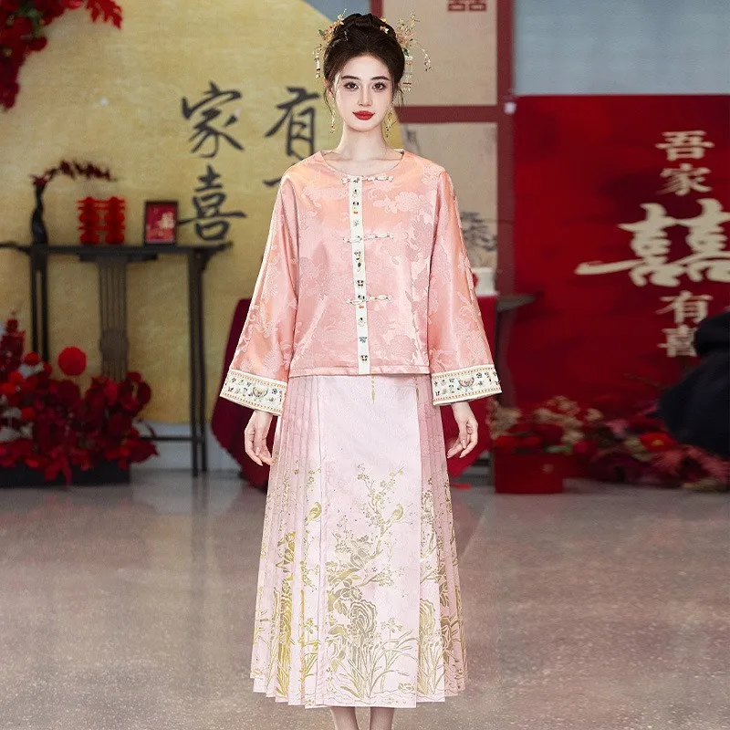 Новый комплект розового платья в китайском стиле для тостов из двух частей.
Новый комплект розового платья в китайском стиле для тостов из двух частей.