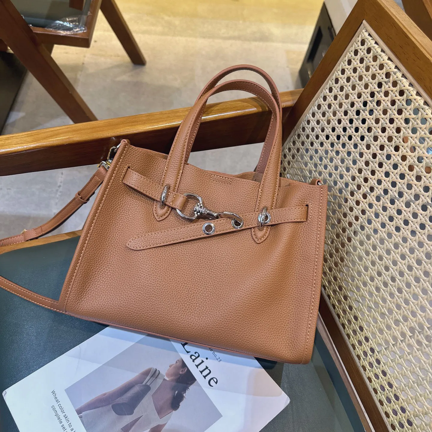 Handbag Women's Bag 2025 Trend Luxury Designer Bags Shoulder Tote Bag High End Fashion Small Summer Genuine Leather Quality New
Handbag Women's Bag 2025 Trend Luxury Designer Bags Shoulder Tote Bag High End Fashion Small Summer Genuine Leather Quality New