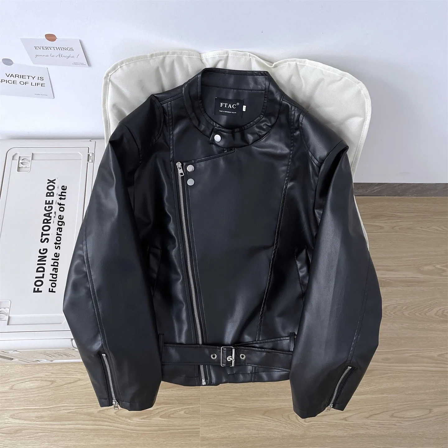 Мужская мотоциклетная куртка American Sle: стильная, в стиле хип-хоп, премиум-класса, с защитными вставками на плечах, воротником-стойкой, из черной искусственной кожи.
Мужская мотоциклетная куртка American Sle: стильная, в стиле хип-хоп, премиум-класса, с защитными вставками на плечах, воротником-стойкой, из черной искусственной кожи.