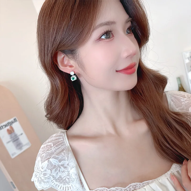 2025 New high-end, light luxury, niche geometric stud earrings, fashionable square, simple and versatile earrings for women
2025 New high-end, light luxury, niche geometric stud earrings, fashionable square, simple and versatile earrings for women