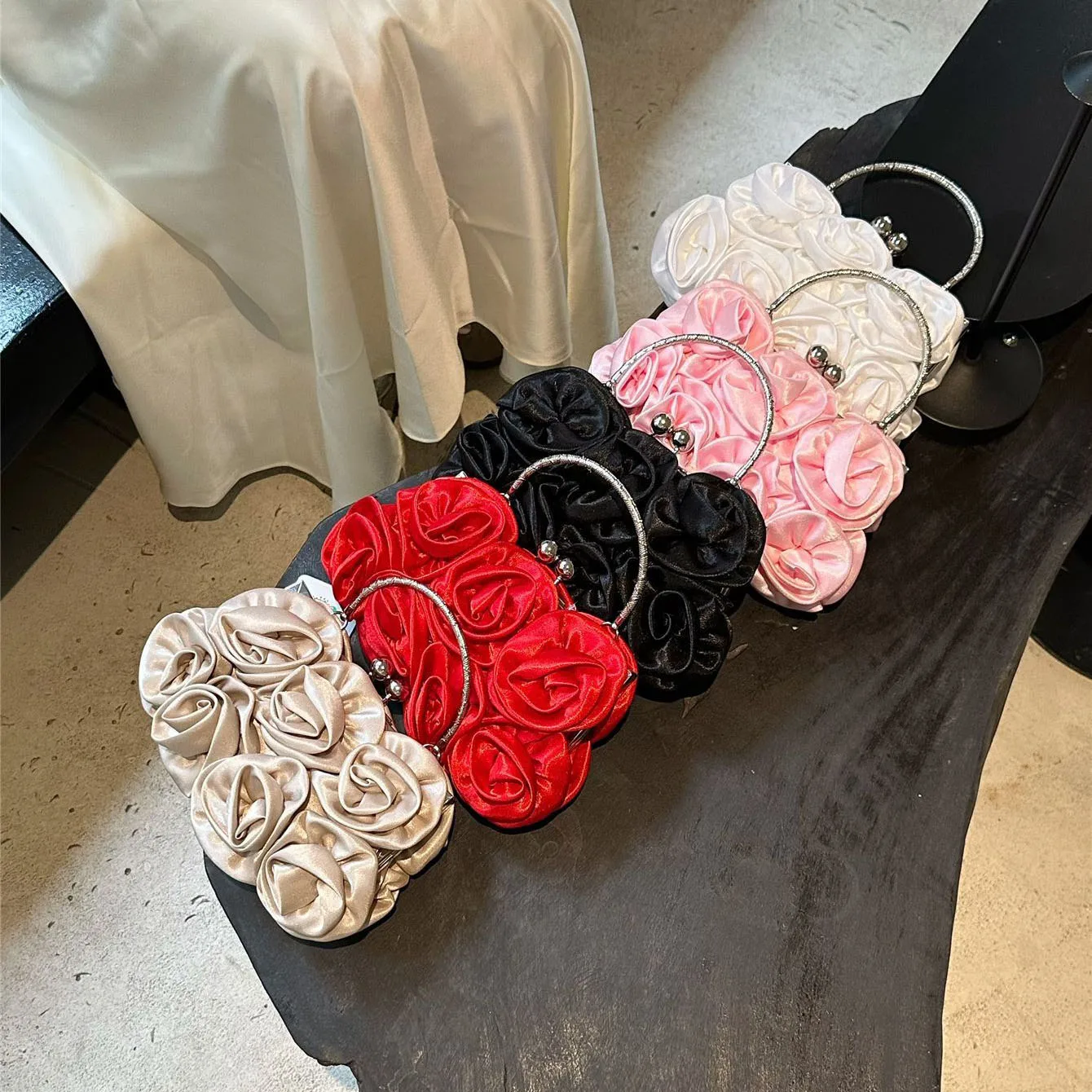 Chiffon Rose Appliques Evening Bag For Women French Fashion Elegant Clip Handbags Solid Color Luxurious Design Female Clutch Bag
Chiffon Rose Appliques Evening Bag For Women French Fashion Elegant Clip Handbags Solid Color Luxurious Design Female Clutch Bag