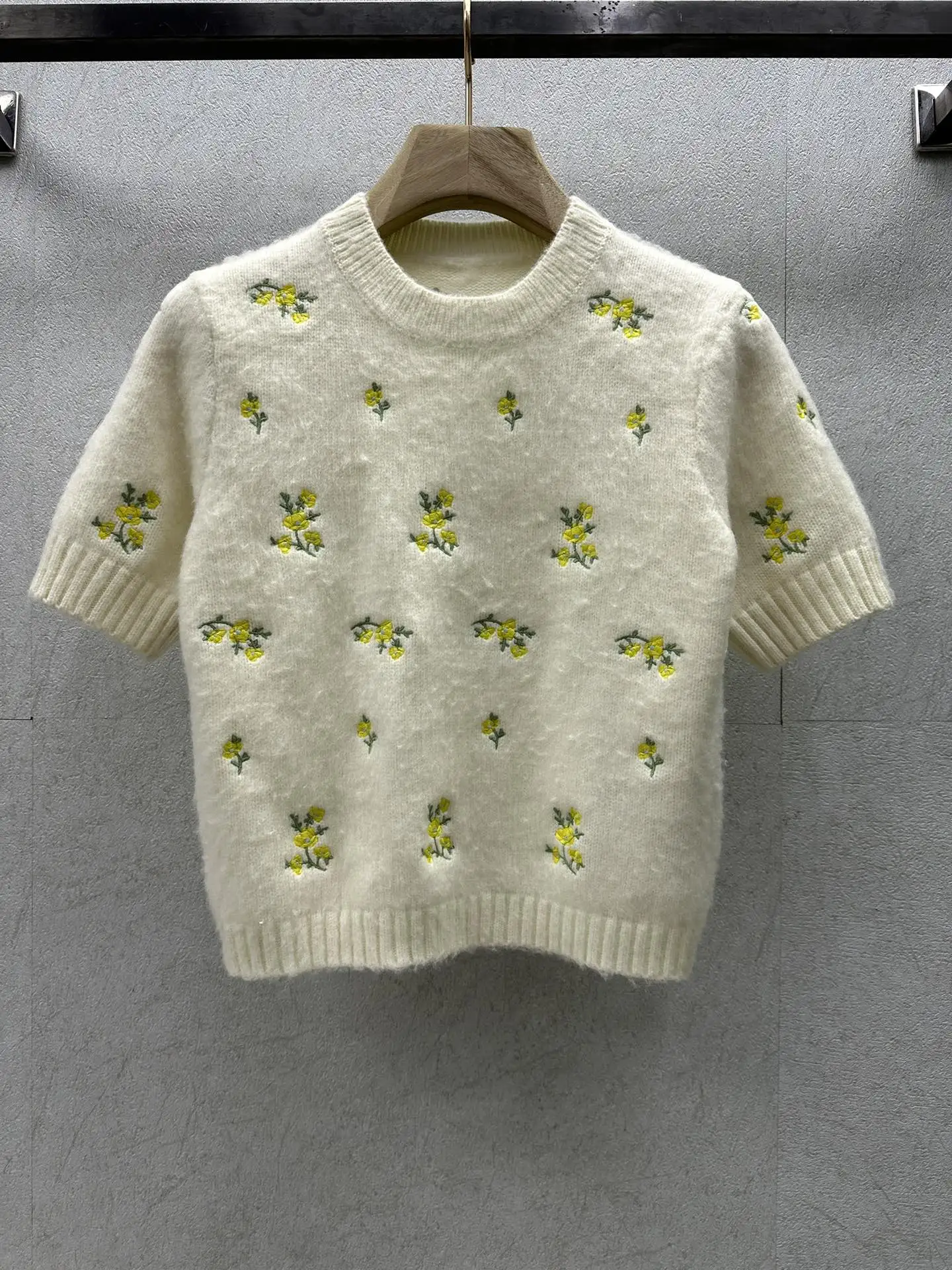 EVACANDIS Women Autumn Winter New Floral Embroidery Short Sleeve Knitted Pullover Tops O-Neck Luxury Cashmere Wool Sweet Elegant
EVACANDIS Women Autumn Winter New Floral Embroidery Short Sleeve Knitted Pullover Tops O-Neck Luxury Cashmere Wool Sweet Elegant