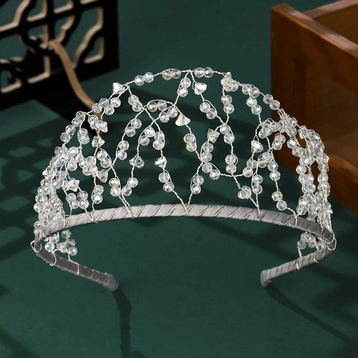 Свадебная тиара-ободок с кристаллами и бисером, серебристая, элегантная, с сеткой для волос, головной убор для женщин, аксессуар для волос на выпускной, вечеринку, украшение
Свадебная тиара-ободок с кристаллами и бисером, серебристая, элегантная, с сеткой для волос, головной убор для женщин, аксессуар для волос на выпускной, вечеринку, украшение