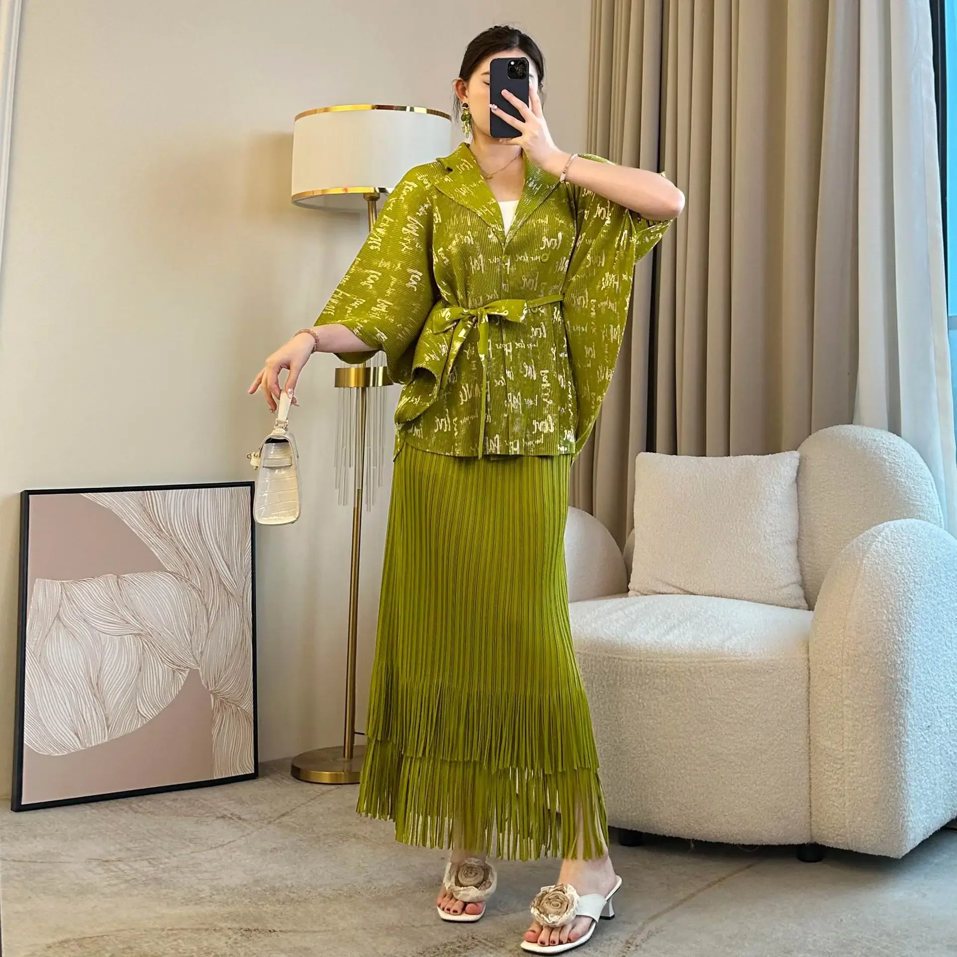 Miyake Pleated Suit for Women 2025 New Elegant and Fashionable Loose Temperament Letter Printed Top + Tassel Skirt Two-piece Set
Miyake Pleated Suit for Women 2025 New Elegant and Fashionable Loose Temperament Letter Printed Top + Tassel Skirt Two-piece Set