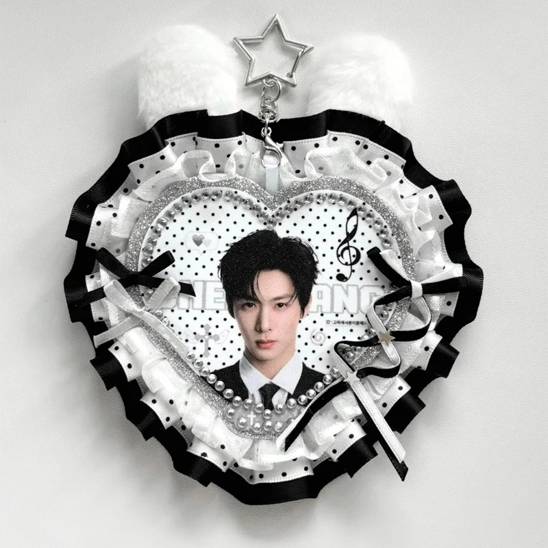Индивидуальный мерч для фанатов айдолов: подвеска-брелок ручной работы с аниме-персонажем, кружевом и стразами
Индивидуальный мерч для фанатов айдолов: подвеска-брелок ручной работы с аниме-персонажем, кружевом и стразами