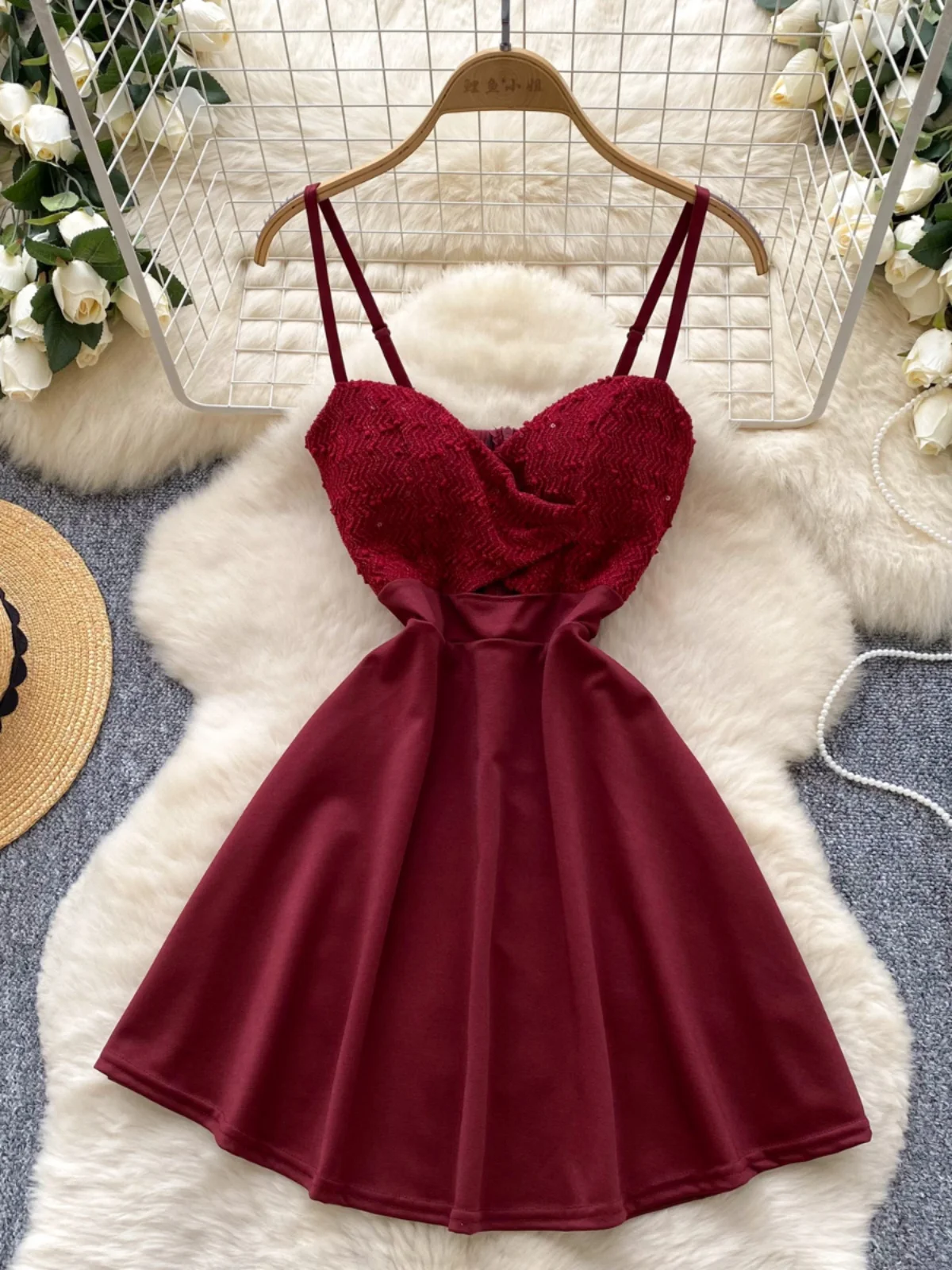 Foamlina 2025 Summer French Twist Hollow-Out Dress Women's Luxury Spaghetti Strap Mini Skirt Waist Cinching
Foamlina 2025 Summer French Twist Hollow-Out Dress Women's Luxury Spaghetti Strap Mini Skirt Waist Cinching