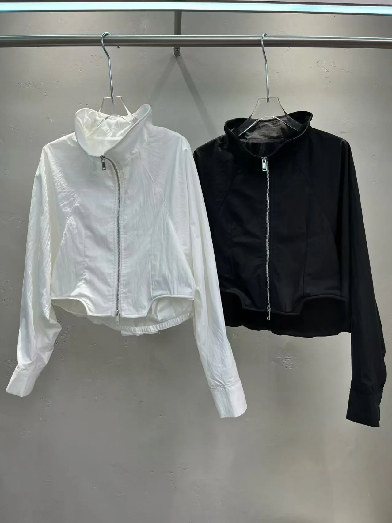 Spring 2026 Casual Short Zipper Jacket Women's Loose Fit Stand Collar Inner Pockets Fashionable Versatile Ladies Outerwear
Spring 2026 Casual Short Zipper Jacket Women's Loose Fit Stand Collar Inner Pockets Fashionable Versatile Ladies Outerwear