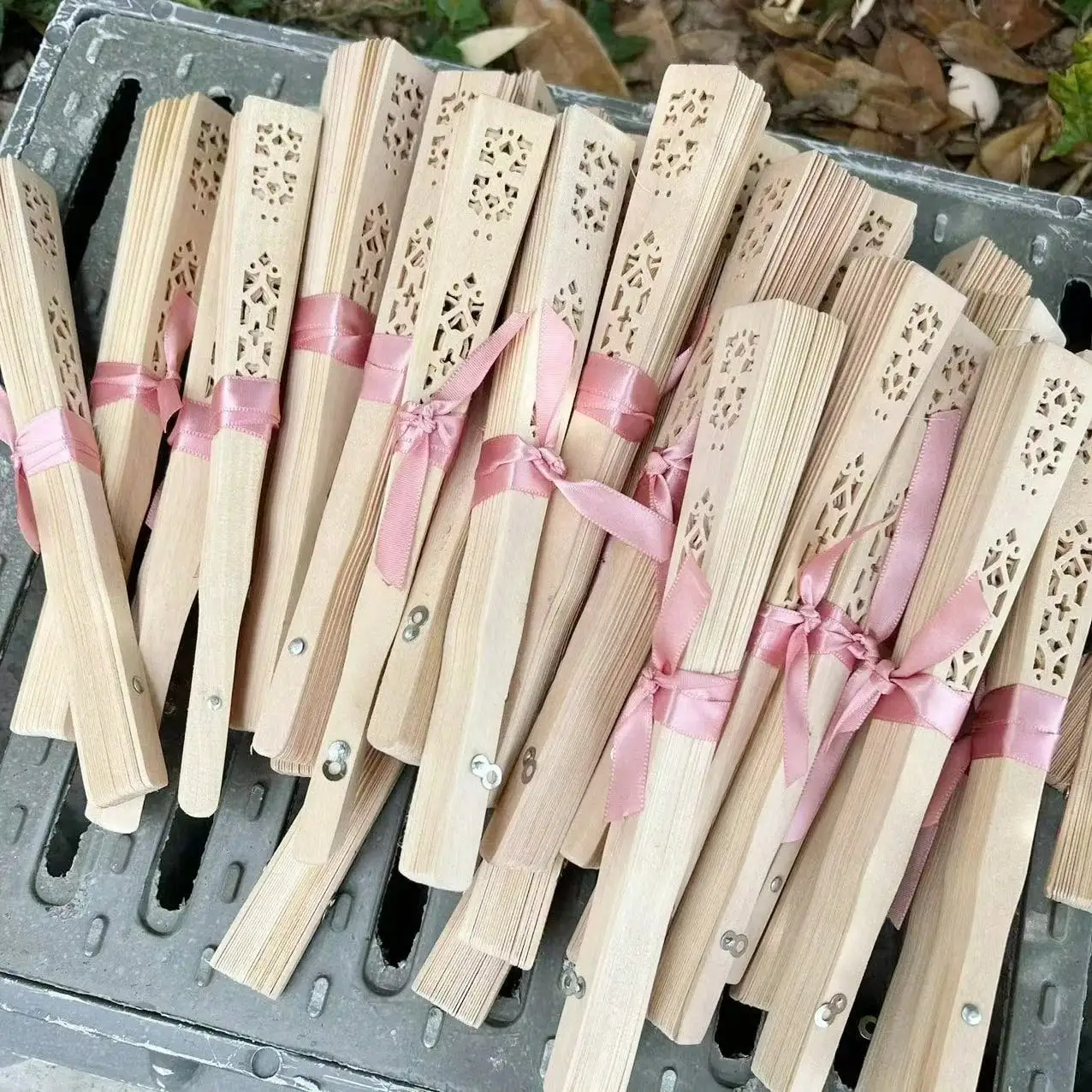 1-30pcs Elegant Folding Wooden Fans, Bohemian Style Hand Fans, Bowknot Wedding Fans, Fully Openwork Carved, Portable Lightweight Wooden Fans, Suitable As Photography Props, Graduation Gifts For Women, And Home Decor, Can Be Used In Summer, Beach Or Travel
1-30pcs Elegant Folding Wooden Fans, Bohemian Style Hand Fans, Bowknot Wedding Fans, Fully Openwork Carved, Portable Lightweight Wooden Fans, Suitable As Photography Props, Graduation Gifts For Women, And Home Decor, Can Be Used In Summer, Beach Or Travel