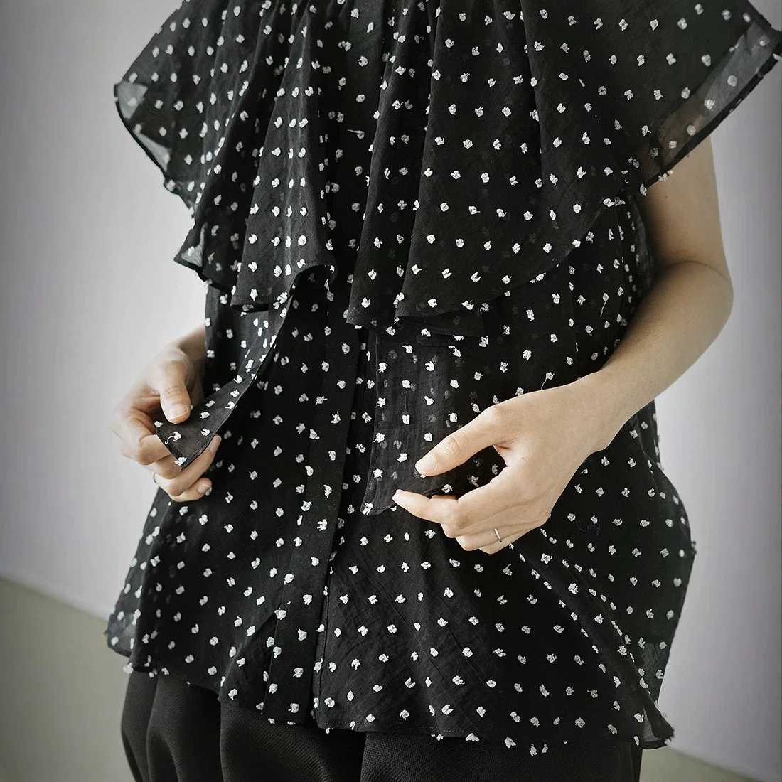 Onalippa 2026 Japanese Retro Polka Dot Ruffle Short Sleeved Shirt Women Summer Loose Slimming Artistic Temperament Blouse Top
Onalippa 2026 Japanese Retro Polka Dot Ruffle Short Sleeved Shirt Women Summer Loose Slimming Artistic Temperament Blouse Top