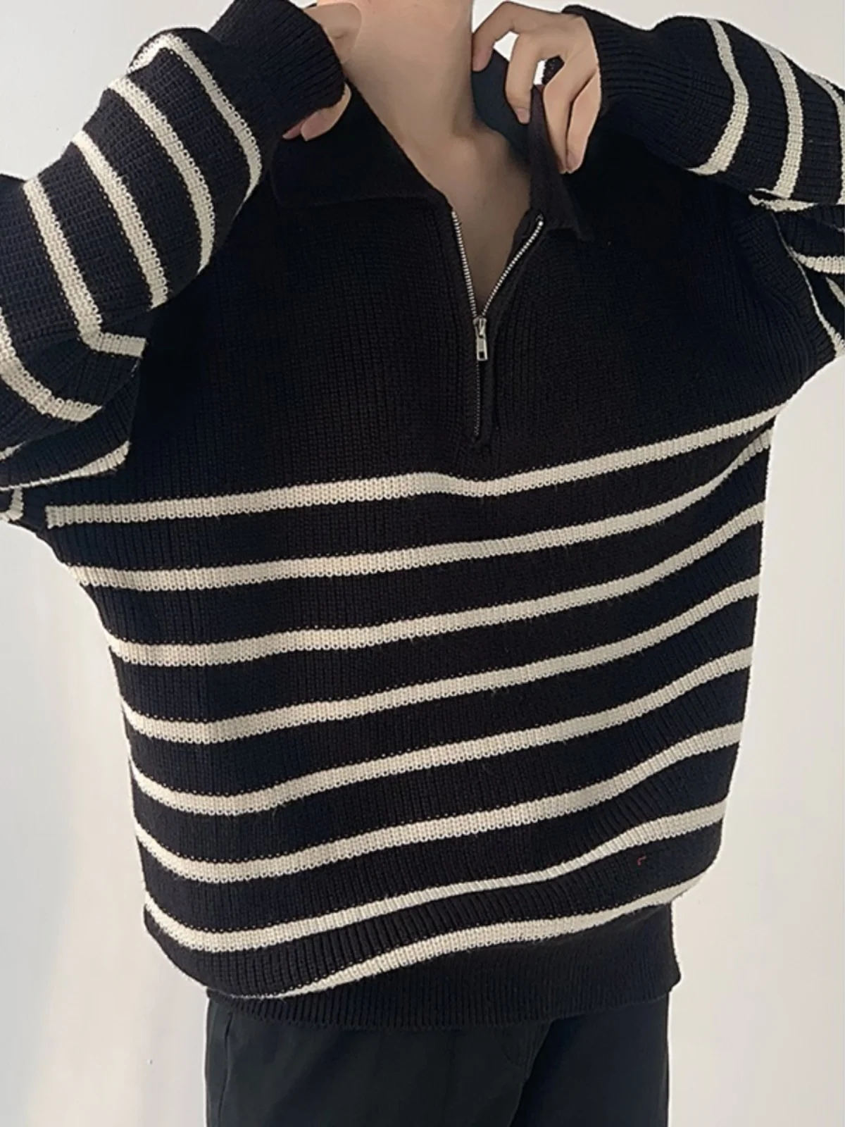 Bla White Striped Men's Knitted Sweater Casual Collared irt Couple's Outerwear Long Sve Autumn Youth Faion
Bla White Striped Men's Knitted Sweater Casual Collared irt Couple's Outerwear Long Sve Autumn Youth Faion