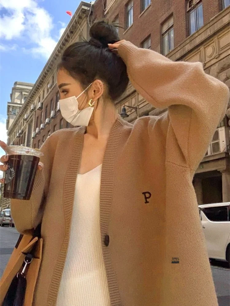 Ретро-кардиган женский вязаный свободного кроя с длинными рукавами и V-образным вырезом, весенняя новинка в корейском стиле, мягкий хлопковый повседневный топ
Ретро-кардиган женский вязаный свободного кроя с длинными рукавами и V-образным вырезом, весенняя новинка в корейском стиле, мягкий хлопковый повседневный топ