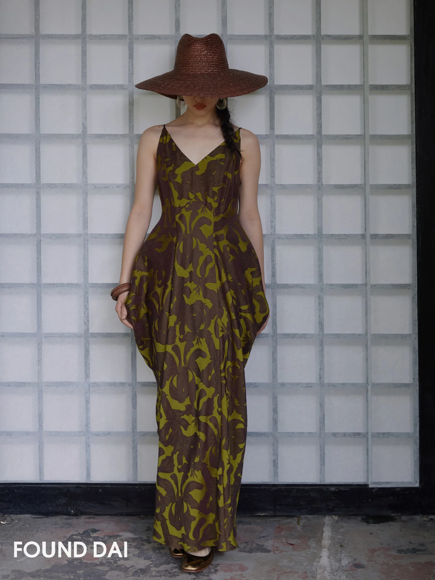 Elegant Long Strapless Gown with 3D Floral Embroidery Color Collision And 3D Cutting Glace Fiber Silk Other Materials
Elegant Long Strapless Gown with 3D Floral Embroidery Color Collision And 3D Cutting Glace Fiber Silk Other Materials