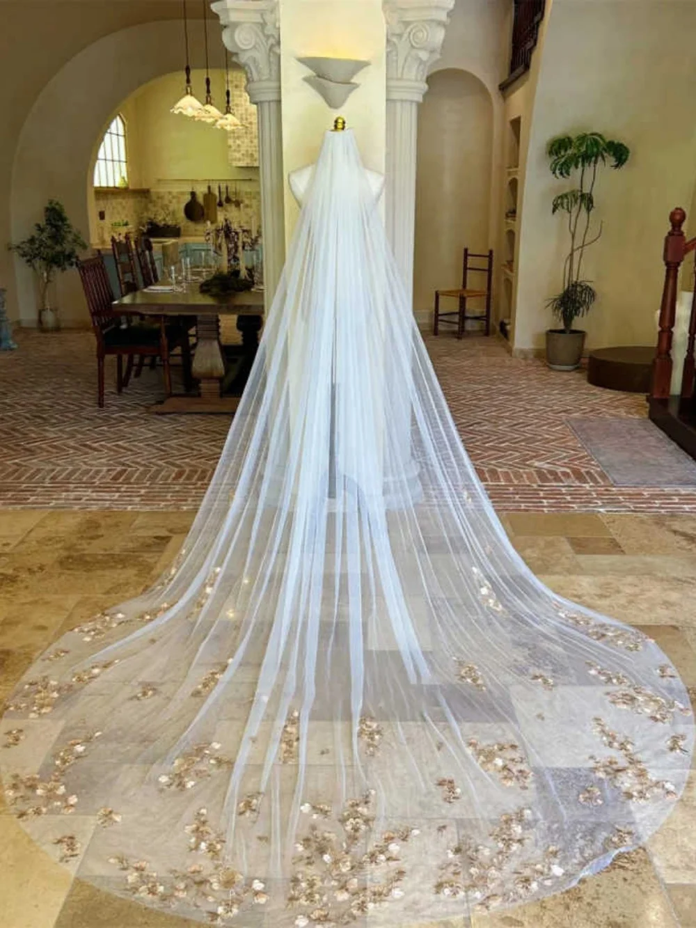 Gorgeous Wedding Veils Long Cathedral Length Lace Appliques Bridal Veil With Comb Customized Wedding Accessories
Gorgeous Wedding Veils Long Cathedral Length Lace Appliques Bridal Veil With Comb Customized Wedding Accessories