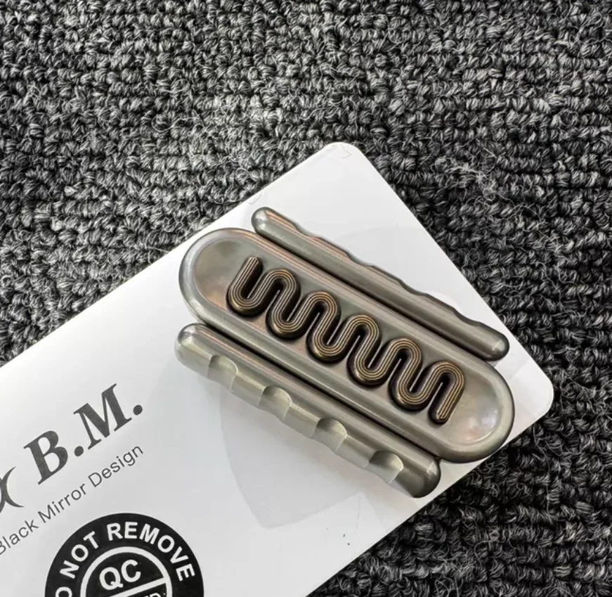 Used EDC B. M thin dog steel+copper fidget slider Decompression toys
Used EDC B. M thin dog steel+copper fidget slider Decompression toys