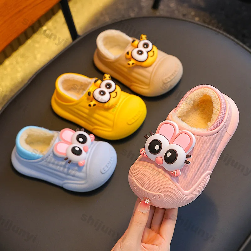 Осенне-зимняя детская хлопковая обувь, модные теплые бархатные хлопковые туфли, непромокаемая напольная обувь, милые домашние тапочки для мальчиков и девочек
Осенне-зимняя детская хлопковая обувь, модные теплые бархатные хлопковые туфли, непромокаемая напольная обувь, милые домашние тапочки для мальчиков и девочек