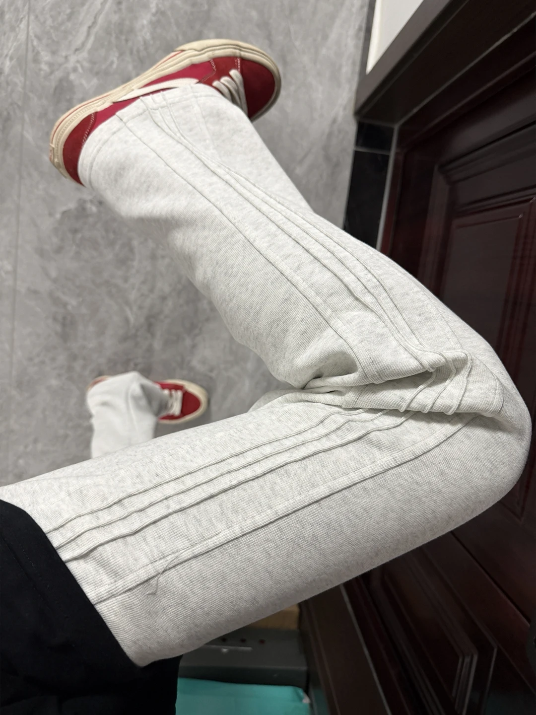 Men's Winter Fce Lined Loose Casual Straight Leg Pants ey Stripe Folded Hem Sports Sweatpants Knife Loose Fit
Men's Winter Fce Lined Loose Casual Straight Leg Pants ey Stripe Folded Hem Sports Sweatpants Knife Loose Fit