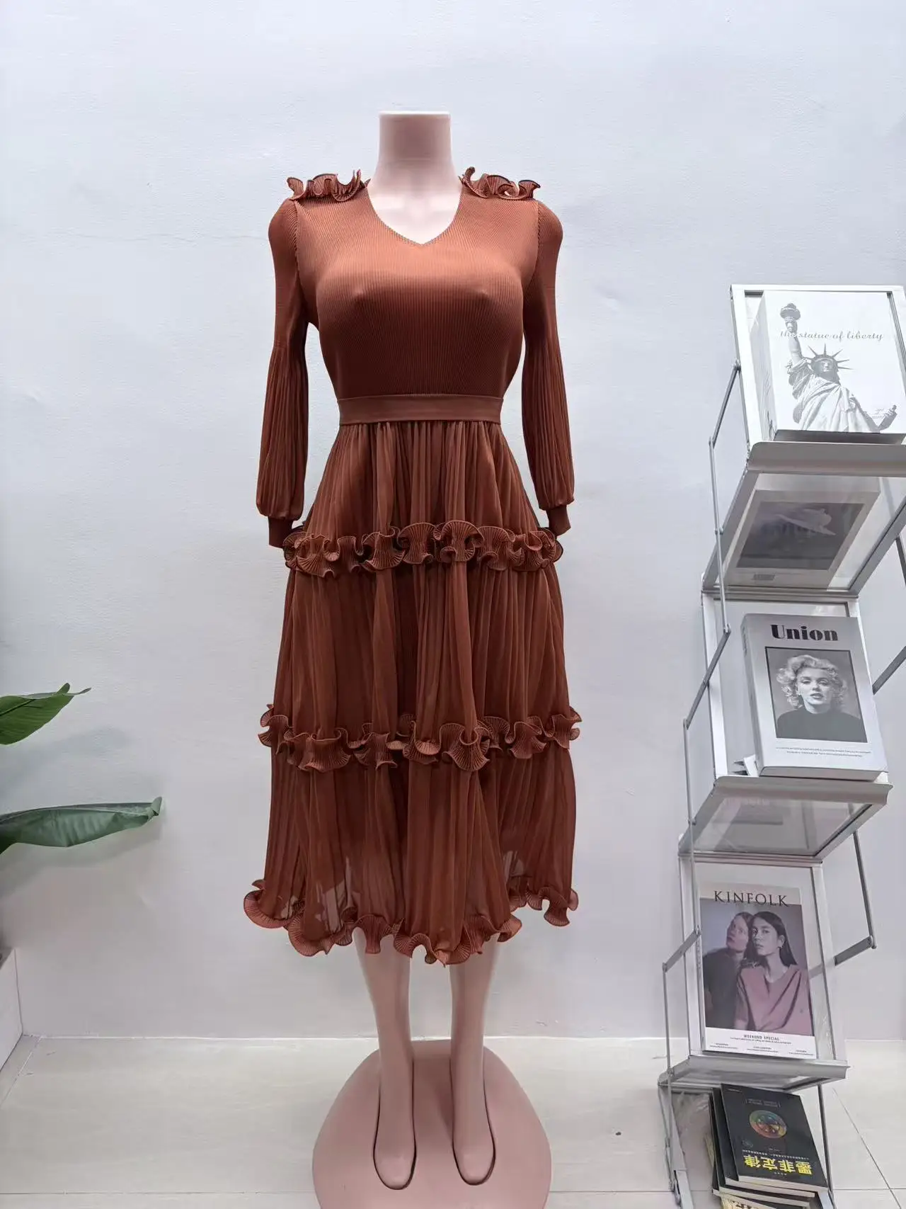 Новое женское повседневное платье Miyake свободного кроя с V-образным вырезом, однотонное, с длинным рукавом, плиссированное, женская одежда
Новое женское повседневное платье Miyake свободного кроя с V-образным вырезом, однотонное, с длинным рукавом, плиссированное, женская одежда