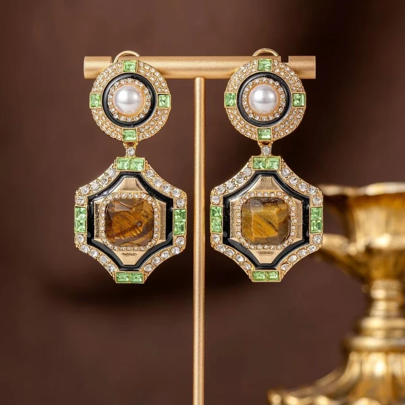 Retro Palace Design Inlaid Diamond Pearl Drop Earrings Female Daily Party Ornaments
Retro Palace Design Inlaid Diamond Pearl Drop Earrings Female Daily Party Ornaments