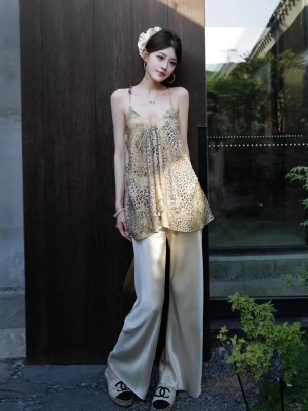 Summer 2025 New Fashion Leopard Print Halter Top And Pants Set Women's Commute Style Long Pants Two-Piece Outerwear Ensemble
Summer 2025 New Fashion Leopard Print Halter Top And Pants Set Women's Commute Style Long Pants Two-Piece Outerwear Ensemble