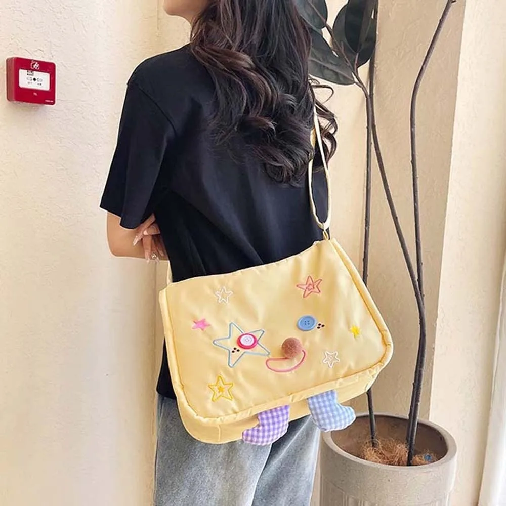 Литературная уродливая и милая сумка через плечо, нейлоновая большая вместительная желтая сумка через плечо с вышивкой и звездами, школьная сумка-мессенджер для студентов
Литературная уродливая и милая сумка через плечо, нейлоновая большая вместительная желтая сумка через плечо с вышивкой и звездами, школьная сумка-мессенджер для студентов