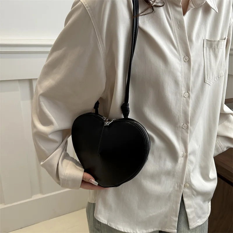 A new niche luxury designer's fashionable heart-shaped crossbody bag, a single-shoulder crossbody bag
A new niche luxury designer's fashionable heart-shaped crossbody bag, a single-shoulder crossbody bag
