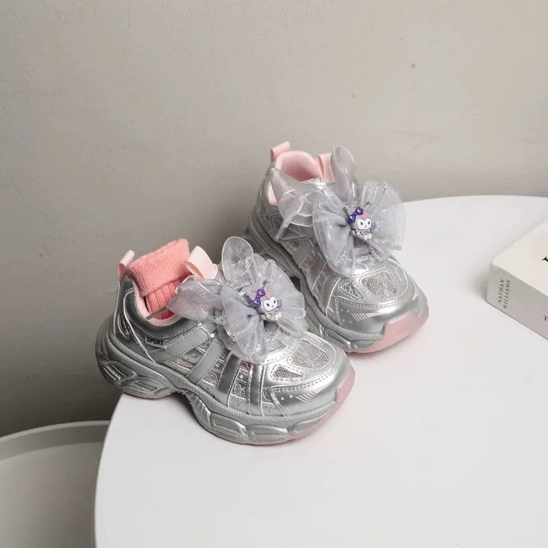 Спортивная обувь с подвеской Girly Heart Kawaii Sanrio Kuromi, весна-лето 2024, милые кружевные кроссовки с жемчужной сеткой, подарки для девочек и мальчиков
Спортивная обувь с подвеской Girly Heart Kawaii Sanrio Kuromi, весна-лето 2024, милые кружевные кроссовки с жемчужной сеткой, подарки для девочек и мальчиков