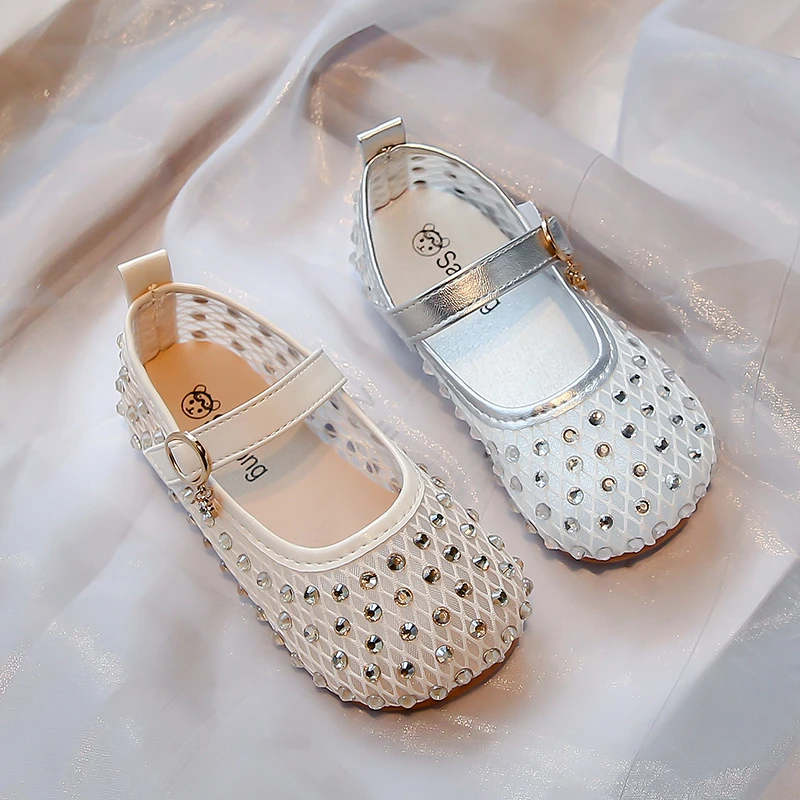 Летние сандалии для девочек с кристаллами и воздушной сеткой, серебристые роскошные детские туфли на плоской подошве, красивая вечерние изящная нескользящая детская обувь
Летние сандалии для девочек с кристаллами и воздушной сеткой, серебристые роскошные детские туфли на плоской подошве, красивая вечерние изящная нескользящая детская обувь