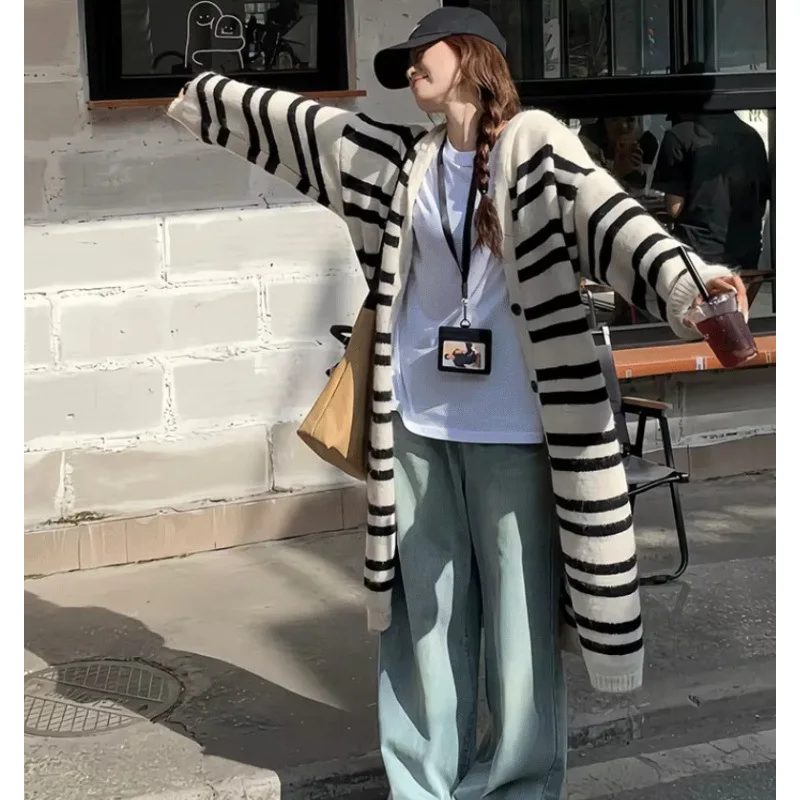 Women's Autumn Winter Lazy Style Small Audience Elegant Knitted Top Korean Striped Mid-Length Knitted Sweater Coat
Women's Autumn Winter Lazy Style Small Audience Elegant Knitted Top Korean Striped Mid-Length Knitted Sweater Coat