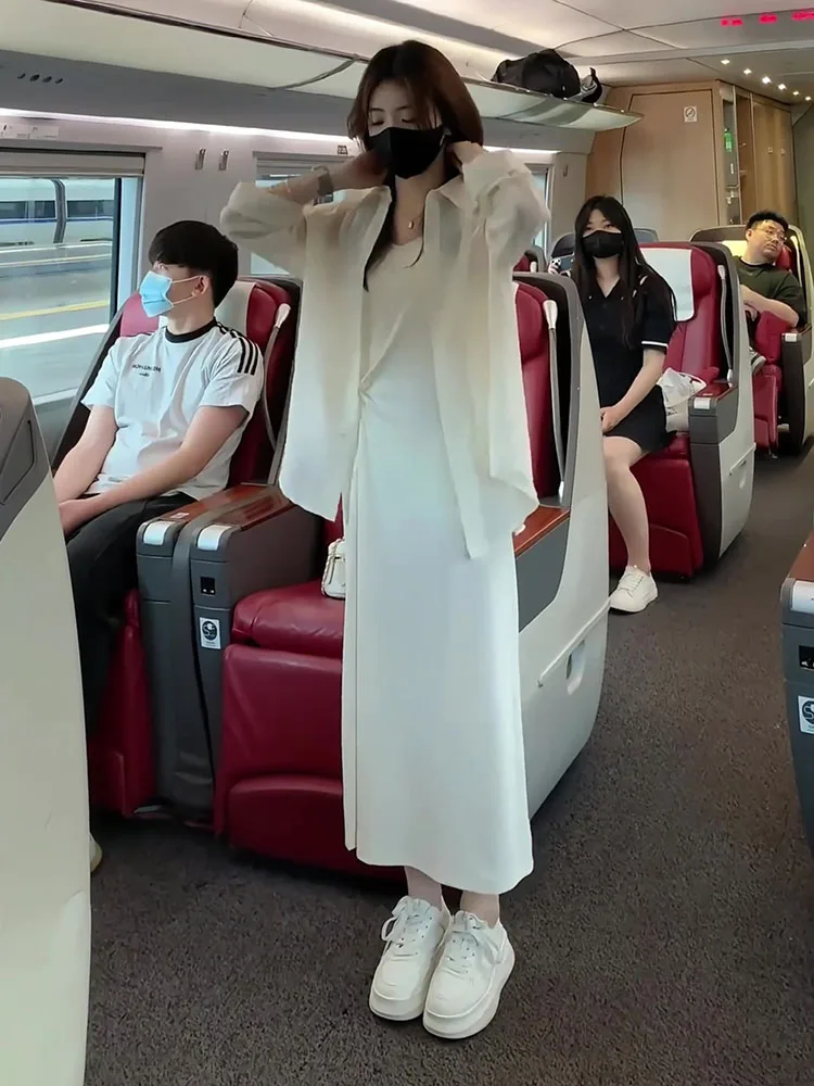 Летний новый китайский комплект для женщин: приталенный топ на пуговицах и свободные брюки с защитой от солнца, скрывающие фигуру, с бретельками, модный
Летний новый китайский комплект для женщин: приталенный топ на пуговицах и свободные брюки с защитой от солнца, скрывающие фигуру, с бретельками, модный