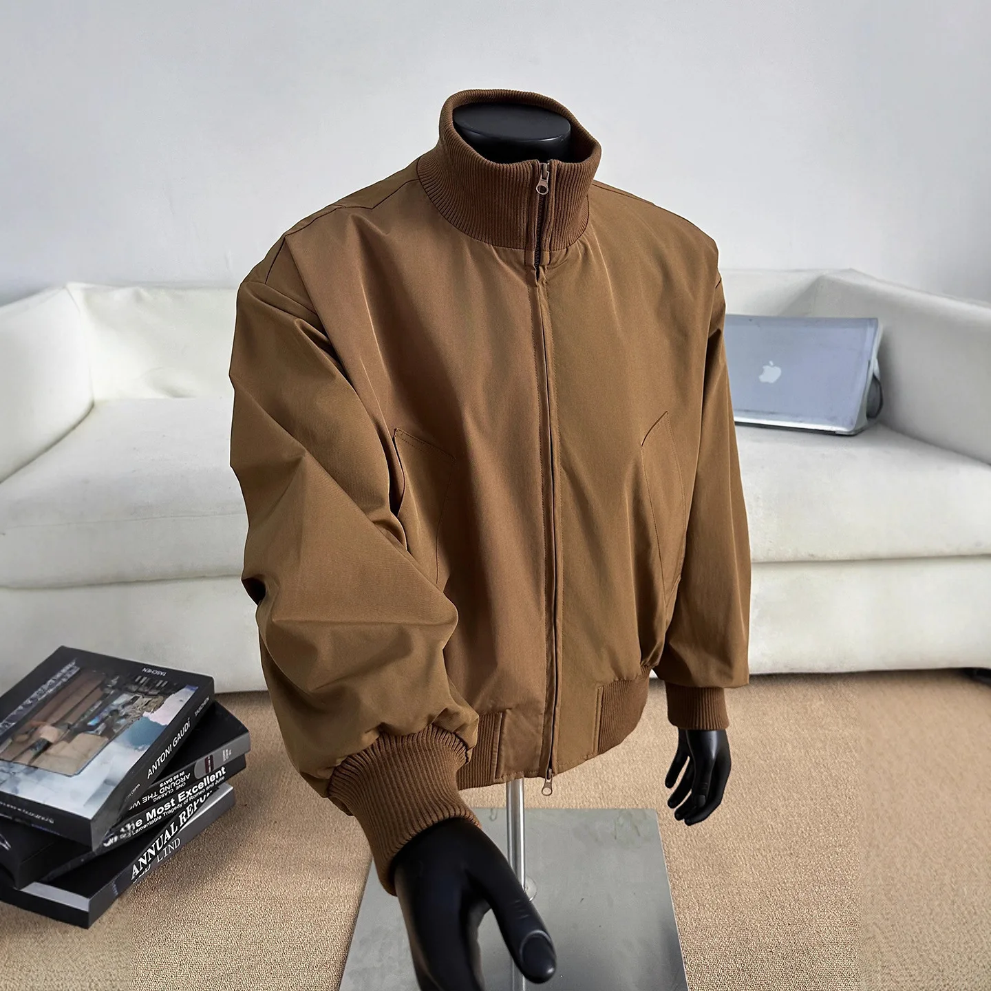 Fall American Sle Loose Fit Pilot Jaet Men's Stand Collar Outerwear CleanFit Baseball irt Casual Loose Sve Sle
Fall American Sle Loose Fit Pilot Jaet Men's Stand Collar Outerwear CleanFit Baseball irt Casual Loose Sve Sle