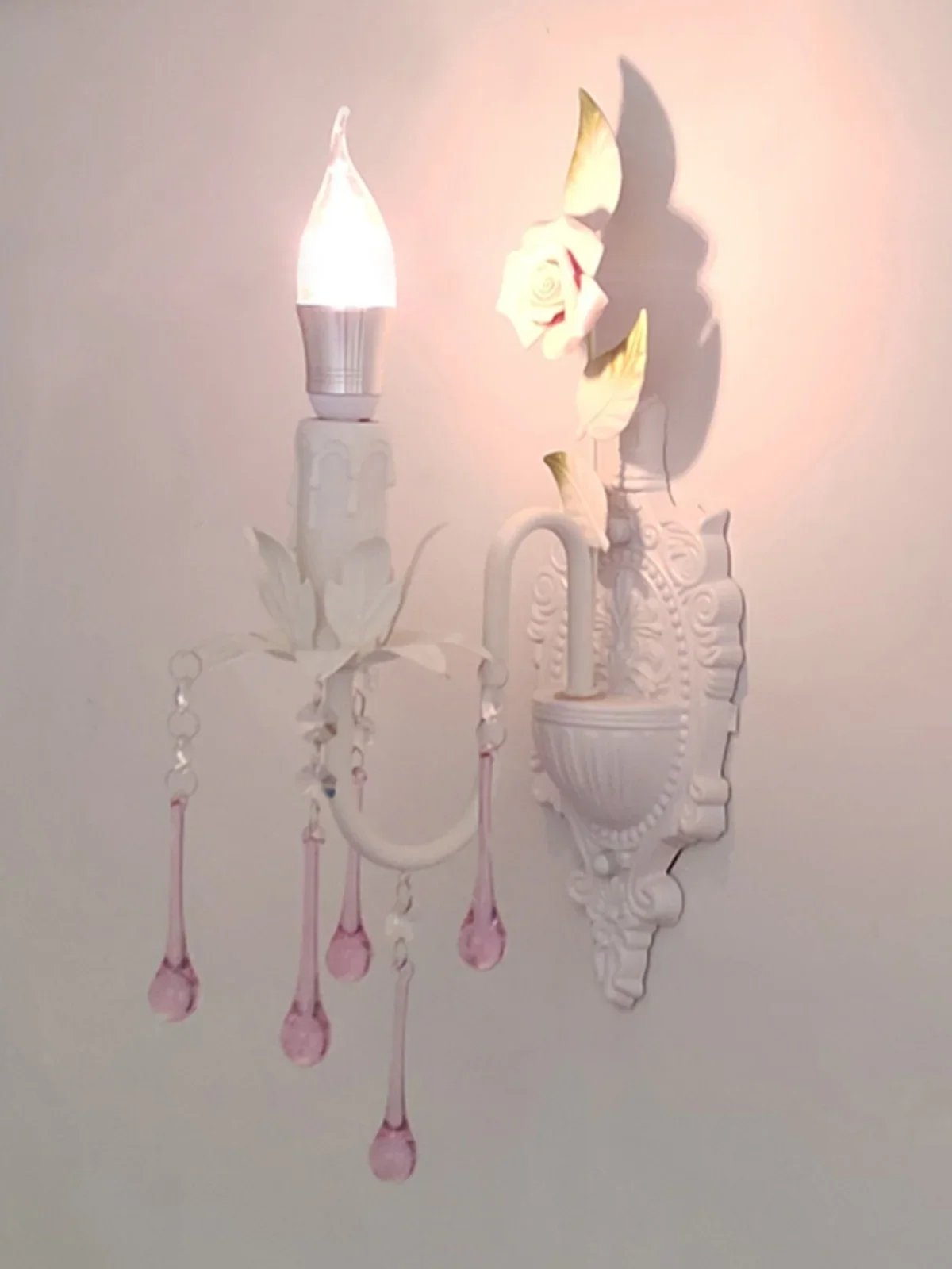 American pastoral crystal wall lamp Warm floral decoration Bedroom wrought iron rose children's bedside wall lamp
American pastoral crystal wall lamp Warm floral decoration Bedroom wrought iron rose children's bedside wall lamp