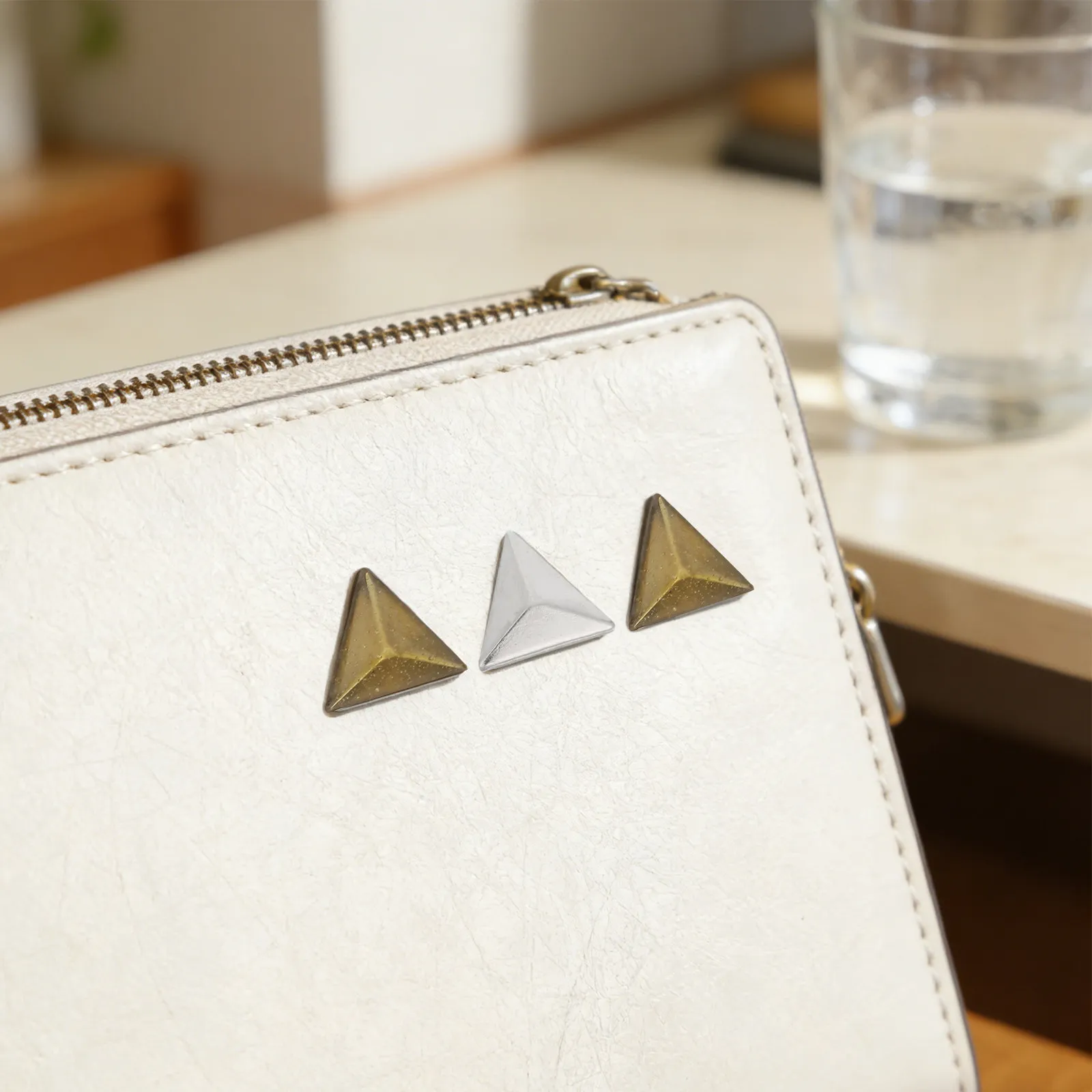 100Pcs Pyramid Flatback Hotfix Copper Studs Triangle Metal Nail Head Studs for DIY Shoes Bags Clothing Craft Decoration
100Pcs Pyramid Flatback Hotfix Copper Studs Triangle Metal Nail Head Studs for DIY Shoes Bags Clothing Craft Decoration