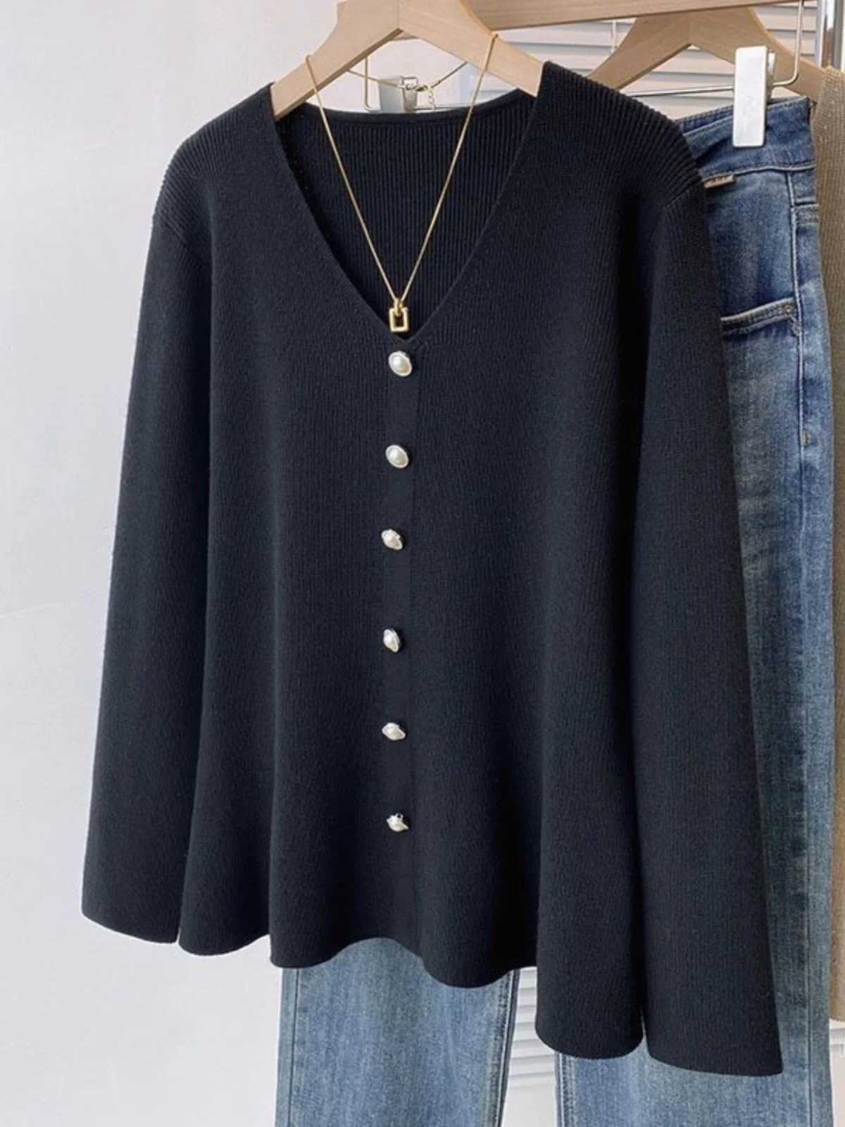 V-Neck Knitted Sweater Women's Inner Wear Decorative Button Design Slimming Black Base Layer Top for Autumn Winter
V-Neck Knitted Sweater Women's Inner Wear Decorative Button Design Slimming Black Base Layer Top for Autumn Winter