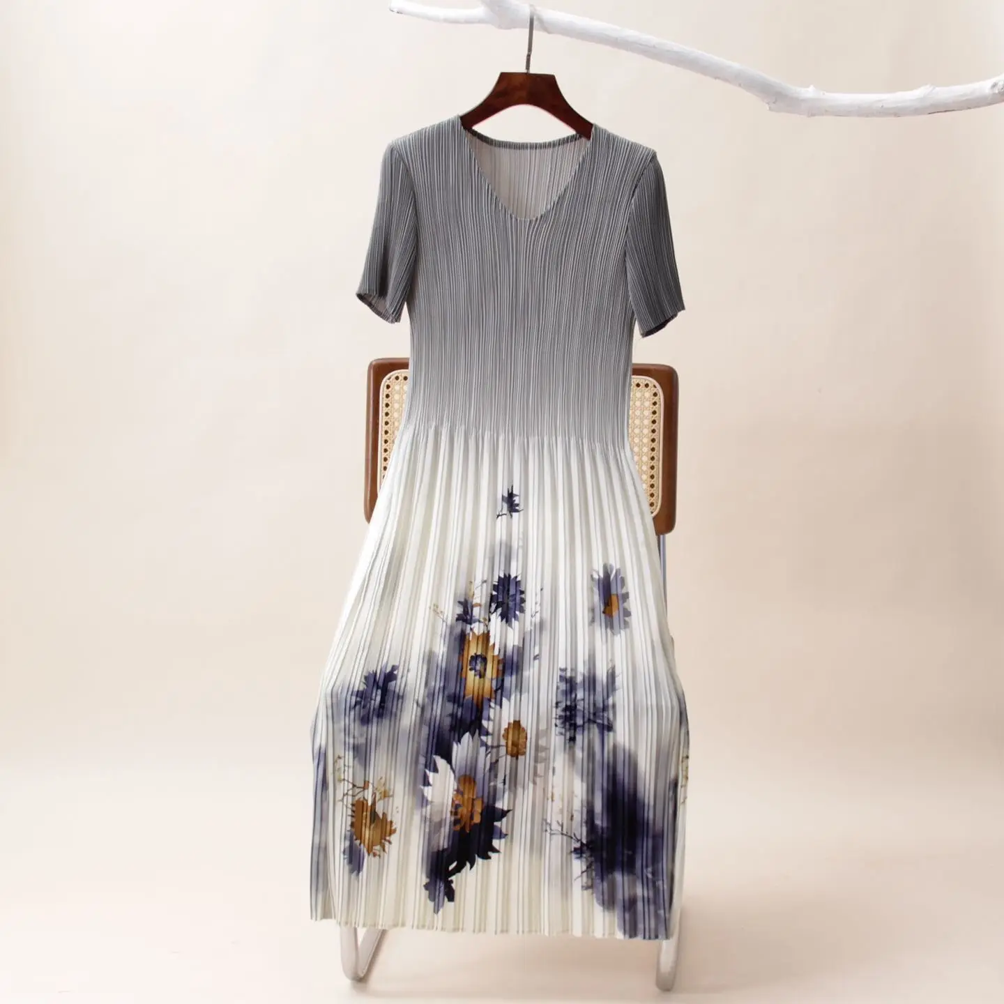 Printed pleated V-neck dress large size soft summer new large size fashion gradual change pleated dress
Printed pleated V-neck dress large size soft summer new large size fashion gradual change pleated dress