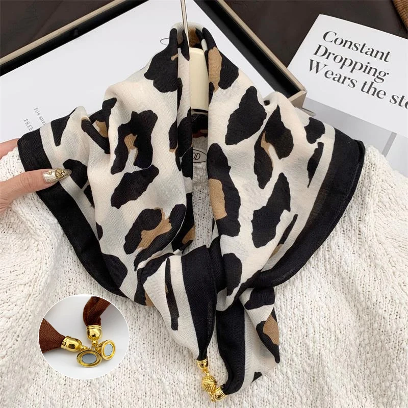 70*70 Retro Print Square Scarf Silk Scarf With Magnetic Buckle Women Neck Scarf Daily Shawl Fashion Headscarf Accessory Gift
70*70 Retro Print Square Scarf Silk Scarf With Magnetic Buckle Women Neck Scarf Daily Shawl Fashion Headscarf Accessory Gift