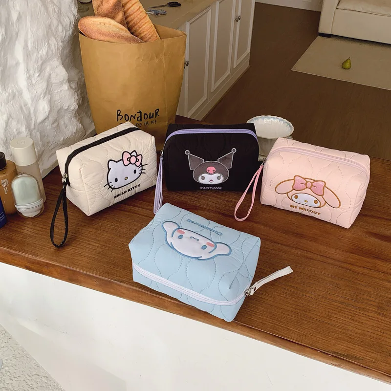 Новая оригинальная косметичка Sanrio из плюшевой ткани, портативная, утолщенная, ударопрочная, сумка-косметичка, дорожный несессер для женщин
Новая оригинальная косметичка Sanrio из плюшевой ткани, портативная, утолщенная, ударопрочная, сумка-косметичка, дорожный несессер для женщин