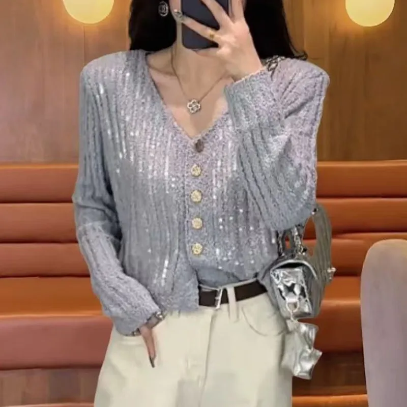 Весна 2025: Элегантный тонкий вязаный кардиган с V-образным вырезом и пайетками, приталенный крой, нежный стиль, нейлон.
Весна 2025: Элегантный тонкий вязаный кардиган с V-образным вырезом и пайетками, приталенный крой, нежный стиль, нейлон.