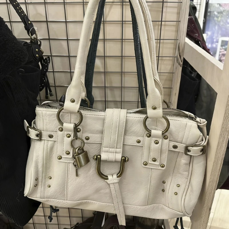 Vintage Rivet Large Capacity Commuter Tote Bag Underarm Shoulder Handbag Luxurious Studded Buckle Design Street Style Hobo Purse
Vintage Rivet Large Capacity Commuter Tote Bag Underarm Shoulder Handbag Luxurious Studded Buckle Design Street Style Hobo Purse