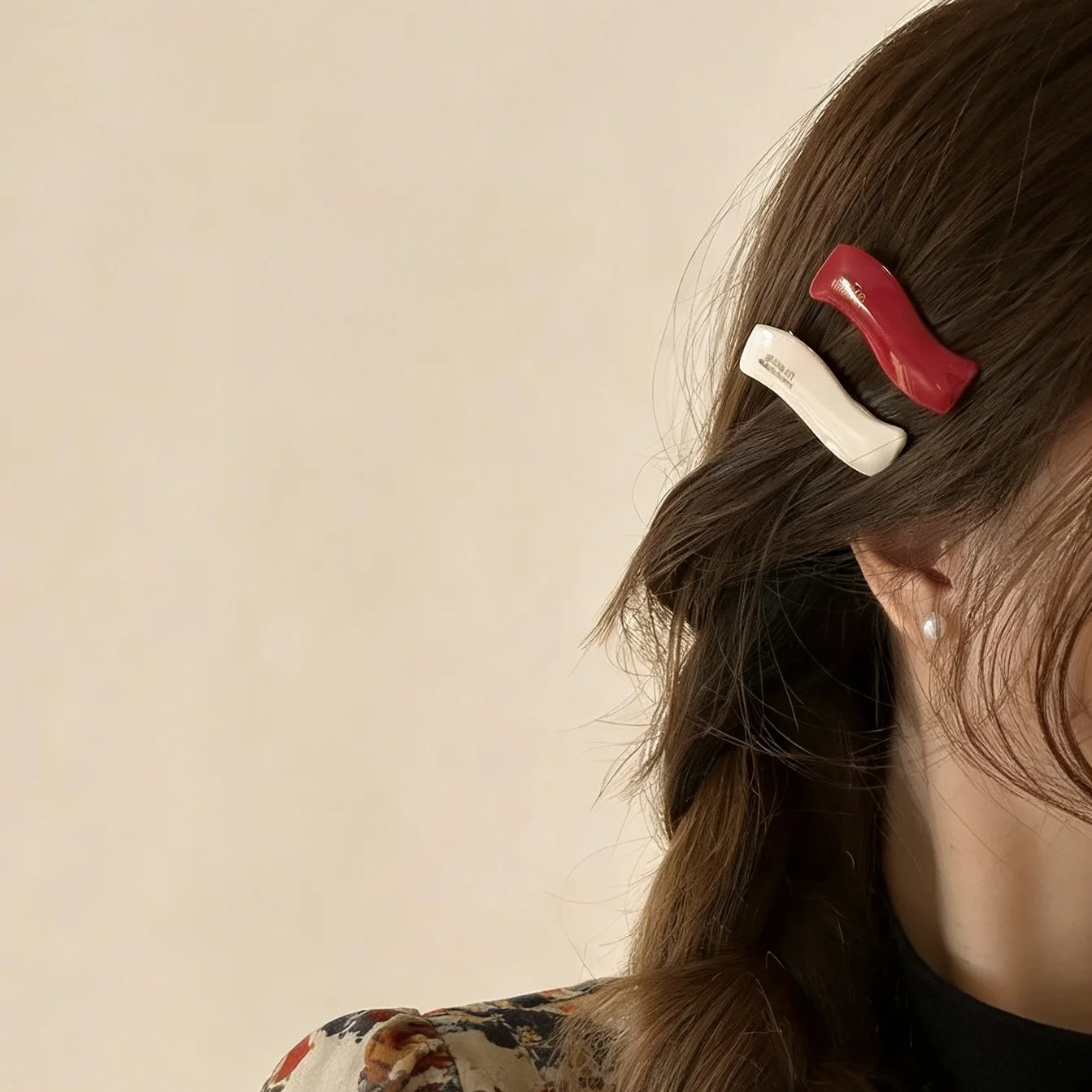 Заколка для волос в французском стиле, волнистая, из ацетата, минималистичная, для боковых прядей, для фиксации челки и мелких волос, нескользящая, для повседневного использования, 1 шт.
Заколка для волос в французском стиле, волнистая, из ацетата, минималистичная, для боковых прядей, для фиксации челки и мелких волос, нескользящая, для повседневного использования, 1 шт.