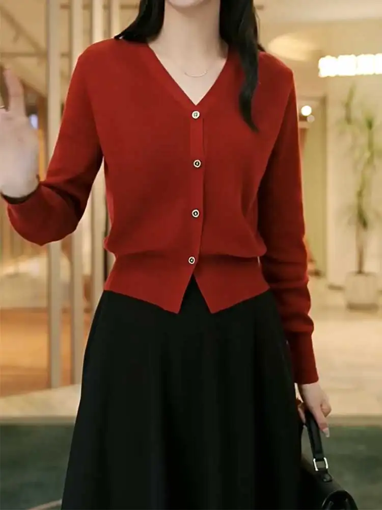 2024 New Sle Women's Red V-Ne Long Sve Knitted Sweater Loose Slimming Open Cardigan Spring Autumn Season Faion Design
2024 New Sle Women's Red V-Ne Long Sve Knitted Sweater Loose Slimming Open Cardigan Spring Autumn Season Faion Design