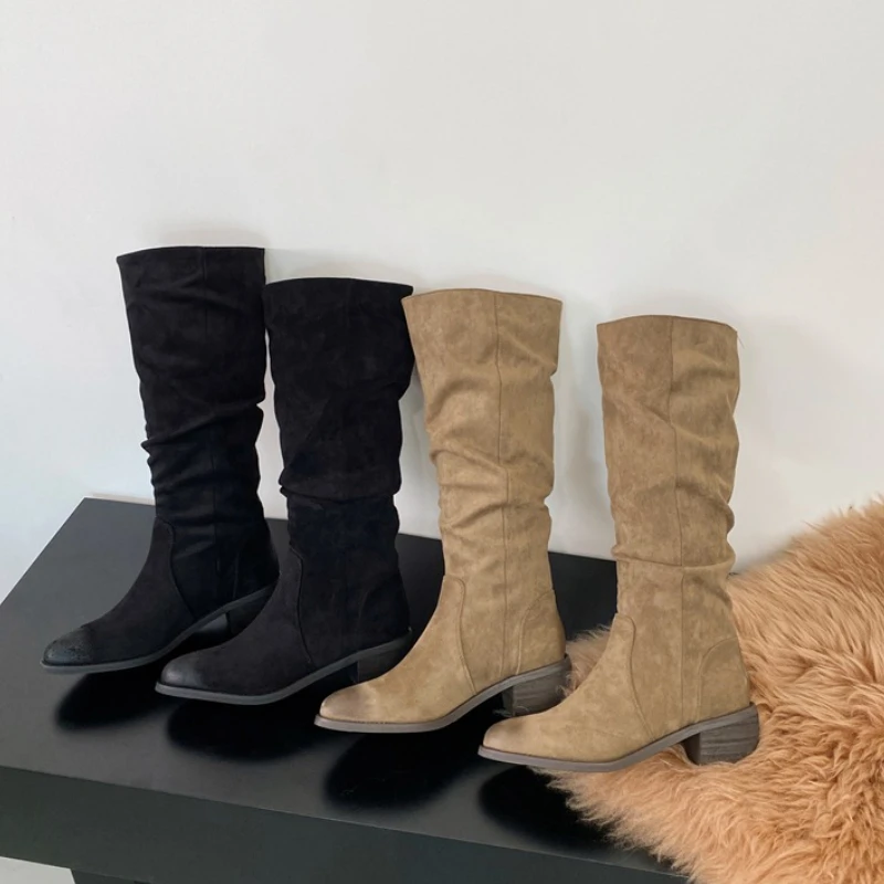 Осенние плиссированные женские сапоги до колена, модные туфли на толстом каблуке с острым носком, длинные туфли в стиле вестерн, Botas Para Mujer
Осенние плиссированные женские сапоги до колена, модные туфли на толстом каблуке с острым носком, длинные туфли в стиле вестерн, Botas Para Mujer