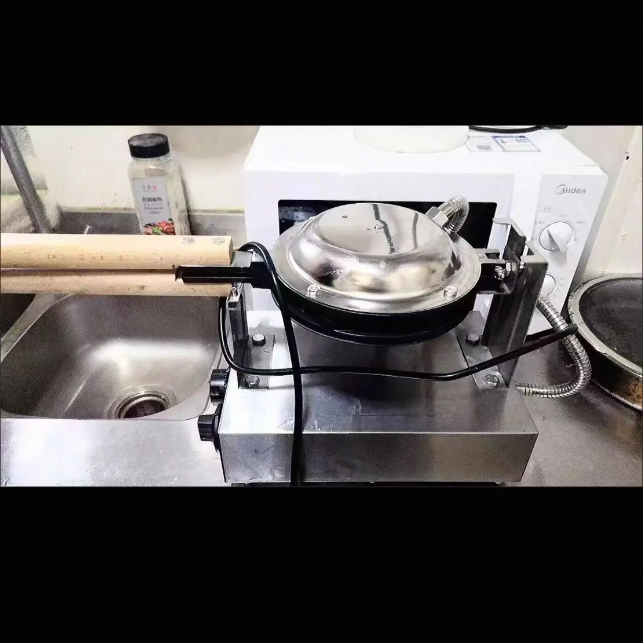 Электрическая вафельница с яичными пузырьками, коммерческая машина для изготовления яиц, слоеных тортов, 1400 Вт, антипригарная машина для закусок для торта
Электрическая вафельница с яичными пузырьками, коммерческая машина для изготовления яиц, слоеных тортов, 1400 Вт, антипригарная машина для закусок для торта