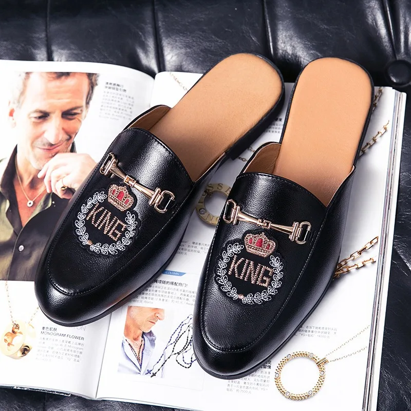 Мужские лоферы Horsebit в британском стиле, черные кожаные дизайнерские шлепанцы, мужские туфли-мулы, трендовые домашние тапочки для мужчин
Мужские лоферы Horsebit в британском стиле, черные кожаные дизайнерские шлепанцы, мужские туфли-мулы, трендовые домашние тапочки для мужчин