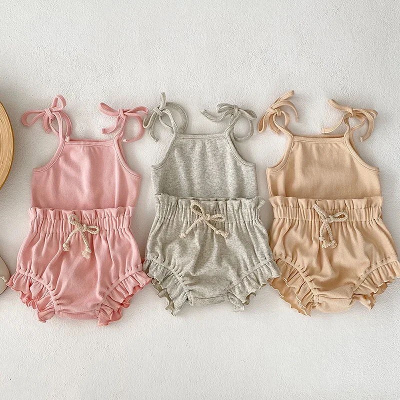 Новинка 2026 года: Летний комплект одежды для девочек 0-24 месяцев – безрукавка однотонного цвета + шорты-полукальсоны
Новинка 2026 года: Летний комплект одежды для девочек 0-24 месяцев – безрукавка однотонного цвета + шорты-полукальсоны