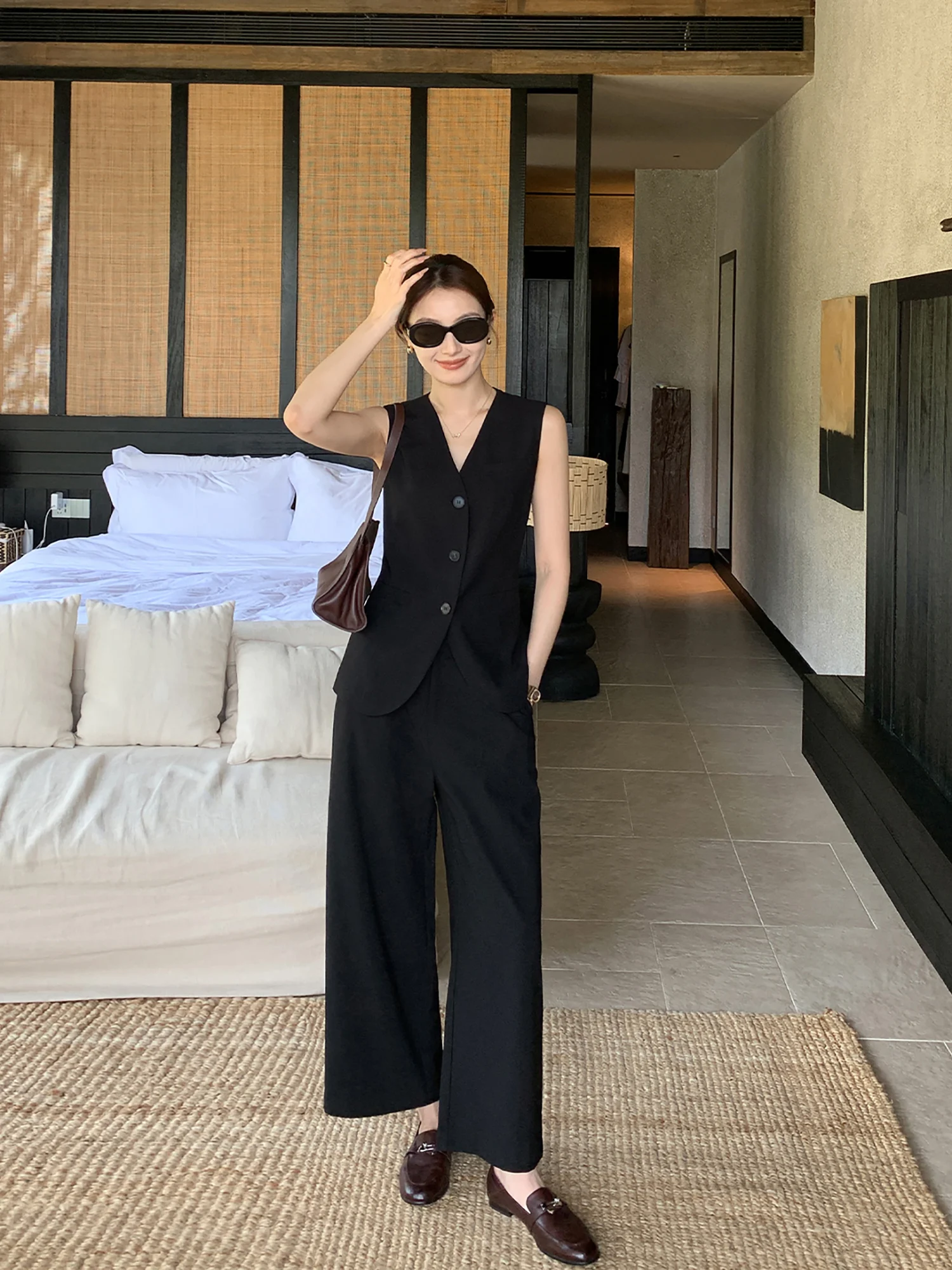 Maven Lin Classic V-neck Sleeveless Vest And Loose Wide Leg Pants Set Women's Fashion Summer Outfit High Waist Design
Maven Lin Classic V-neck Sleeveless Vest And Loose Wide Leg Pants Set Women's Fashion Summer Outfit High Waist Design