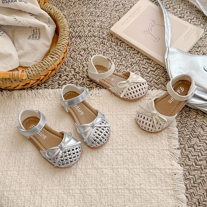 Girls Sandals with Simple Bows Kids Princess Shoes Weave Soft Sole 2026 Summer New Children Fashion Sandals Versatile Sweet
Girls Sandals with Simple Bows Kids Princess Shoes Weave Soft Sole 2026 Summer New Children Fashion Sandals Versatile Sweet